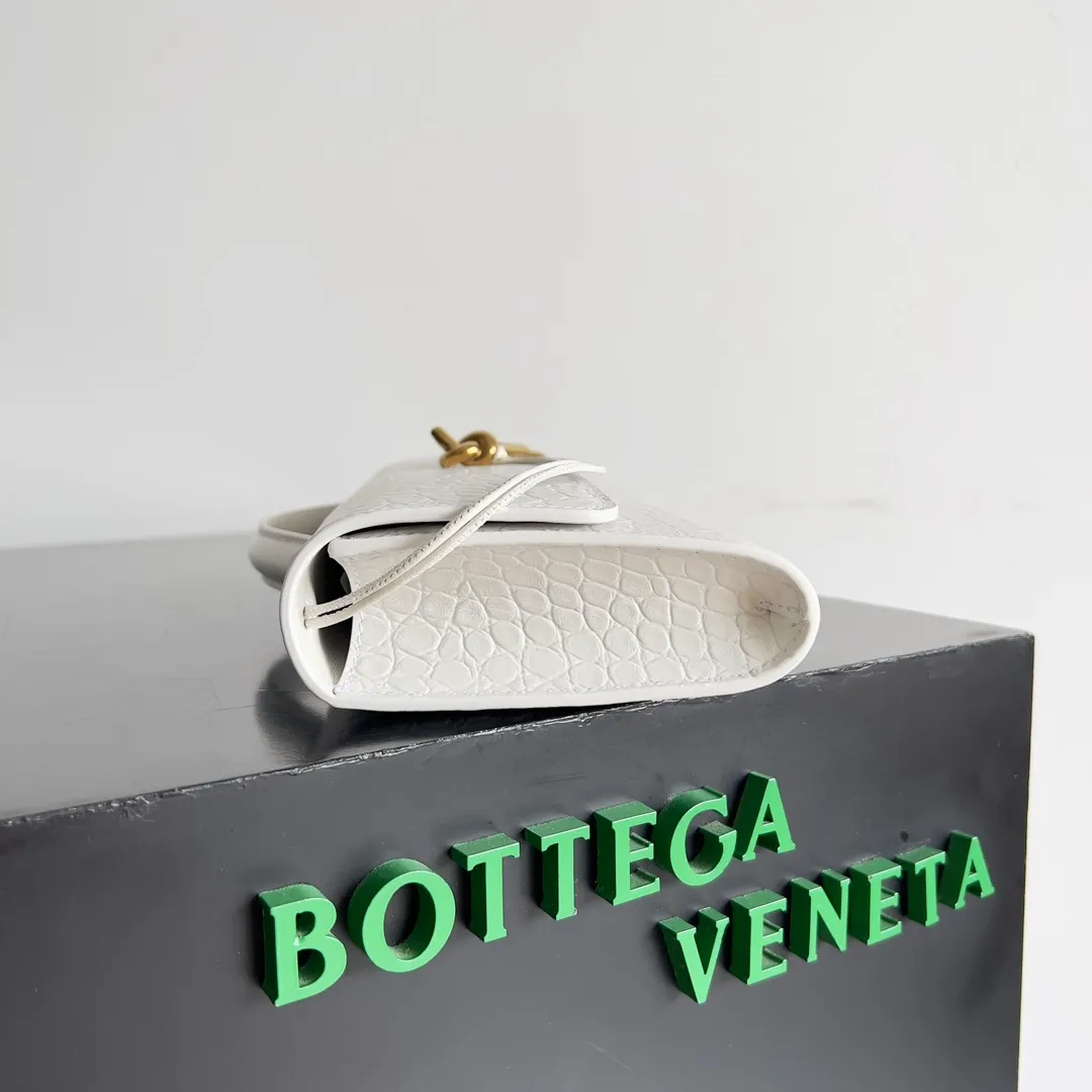 Batch 1420 Bottega Veneta Fall in love with Andiamo at first sight, new design, natural Nile rare leather crocodile pattern complex handbag, a model handbag for women, no need for color cover, no emotional camouflage, immersive depth and excitement, the classic element KNOT knot is inspired, modernist aesthetics and jewelry field craftsmanship reinterpret the knot element, bringing a clutch full of modern texture and elegant and quiet lady spirit. Style number: 741511 Size: 31*13*3cm